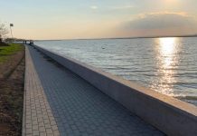Közvetlenül a víznél betonfalat húztak fel a Velencei-tó körül az agárdi strand szakaszán