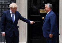 Tüntetők fogadták Orbánt Angliában