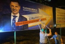 A Párbeszéd képviselőjelöltje ráplakátolt a kormány plakátjaira az éj leple alatt