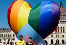 10 méteres szivárványszínű szívvel tiltakoztak ma a Parlament előtt