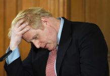 Így küzdött Boris Johnson az esernyőjével