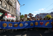 Transzparens válogatás az MKKP Békemenetéről