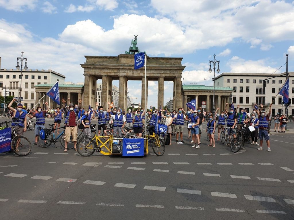 Az autómentes Berlinért küzdő aktivisták a Brandenburgi kapu előtt