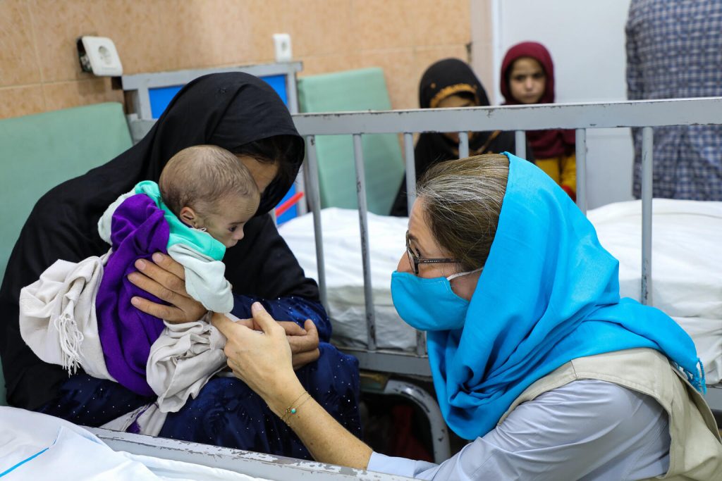 Az UNICEF munkatársai a kabuli Indira Gandhi Kórházban is felügyelik a gyermekek ellátását. Csak augusztus folyamán 2500 gyermek és 1700 várandós vagy szoptatós édesanya kapott alapvető egészségügyi ellátást.