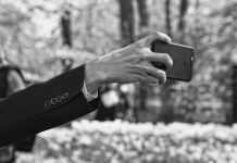 A tóban süllyedő autóján szelfizett egy nő