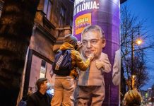 A Momentum átragasztotta a kormánypropaganda plakátjait, elindult a Putyin Show!