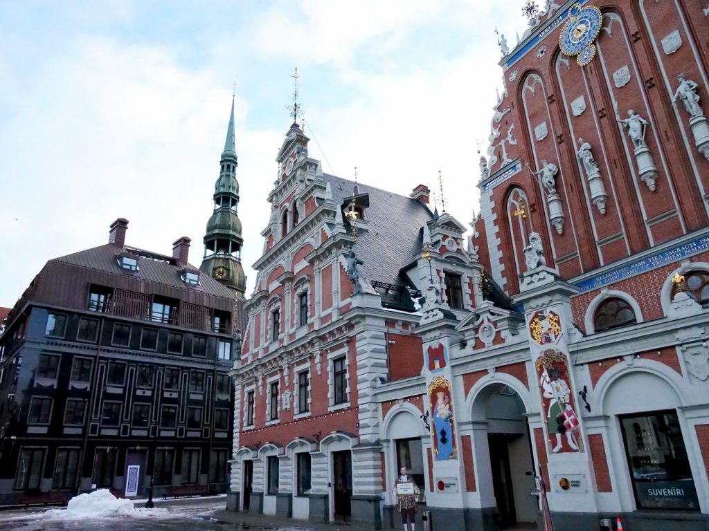 Riga látnivalói között találhatjuk a fekete fejűek kereskedőházát, mely ismét eredeti pompájában tündöklik