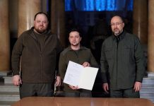 Zelenskij aláírta Ukrajna Európai Uniós tagsági kérelmét