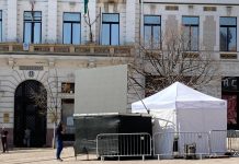 A fideszes Hoppál kihúzta Pécsen az ellenzék kivetítőjét és balhézott is