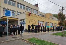 Élőlánccal tiltakoztak Pomázon a pedagógusok és az iskola dolgozói