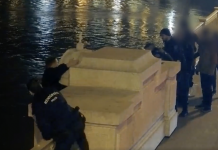 A Margit híd peremén állt és zokogott a fiatal lány, amikor a rendőrök visszahúzták