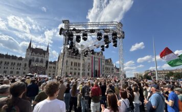 Videón a Magyar Péter által szervezett népünnepély Országgyűlés alakuló ülésének pillanatai a Kossuth téren
